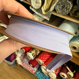 Trimmits Lilac plain folded bias binding 25mm wide, per metre